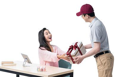 全新嘻哈和浩室迷你专辑共有三首乐曲，将于2月25日发行